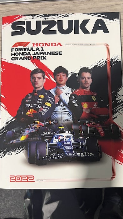 角田選手のサイン入り日本GP2022パンフレット！