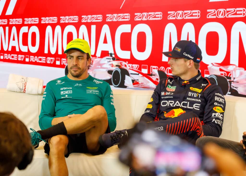 モナコGP決勝でのタイヤチョイスについて語ったフェルナンド・アロンソ選手（左）