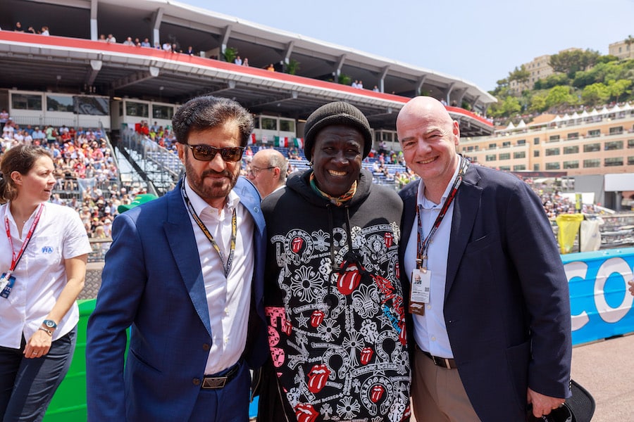 　モナコGPにて、FIFA会長のジャンニ・インファンティーノ（右）F1一のファンとして知られるモコ（中央）と写真を撮るモハメド・ビン・スレイエム