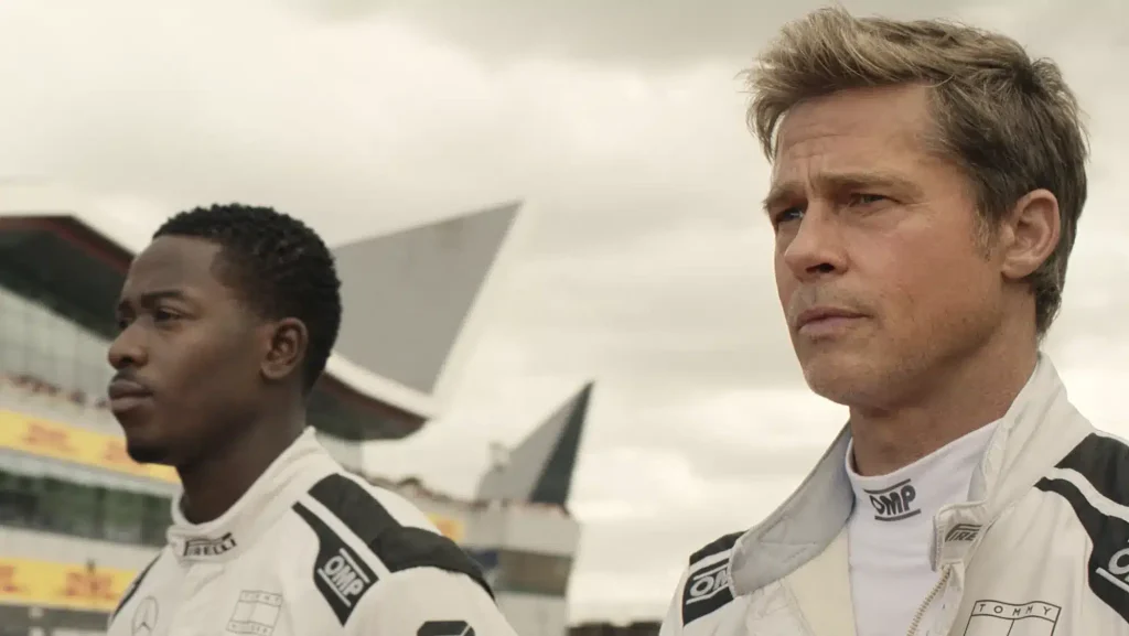 映画『F1／エフワン』出演のダムソン・イドリスとブラッド・ピット　COURTESY WARNER BROS. PICTURES