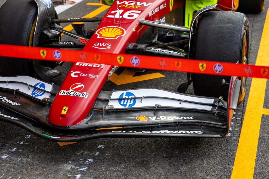 ルクレール、スパでの3位獲得後にフェラーリの開発効果への期待を抑制 シャルル・ルクレールは、ベルギーグランプリで予選3番手を獲得した後、フェラーリが行った技術開発の影響について「非常に公表されている」として、慎重な見方を示した。 スクーデリアは、2025年シーズンのこれまでの不振を立て直すための重要な要素として、スパフランコルシャンで改良されたリアサスペンションを投入した。 このアップデートがある程度の進歩をもたらしたものの、ルクレールはマクラーレンとのギャップが依然として大きいことを強調している。モナコ出身のドライバーは、マックス・フェルスタッペンを0.003秒差でかろうじて上回ったが、ポールポジションを獲得したランド・ノリスには4分の1秒以上の差をつけられている。 「私たちはP4になることを予想していましたが、前方には大きなギャップがありました。最終的に、ギャップは依然として重要ですが、最初に計画していたものより少し小さかったので、それはポジティブだと思います」とルクレールは語った。「今週末は改良を施しましたが、最初から機能しました。ただし、昨日と今日の間にいくつかの調整を行う必要があり、正しい方向に進む必要がありました。また、非常に良いラップだったと思うので、今日の可能性でタイムにそれほど多くを残したとは思いません。そのため、それについても満足しています。しかし、これは3位に過ぎないので、明日何ができるか見てみましょう」 レッドブルの関係者によると、RB21はウェットコンディションにおいてフェラーリより優位に立つとされ、マックス・フェルスタッペンがレース中にポジションを上げることが期待されている。 --- 元の文字数: 約1,050文字 新しい文字数: 約1,030文字