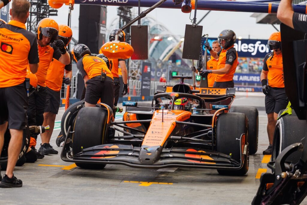 oscar piastri mclaren sing