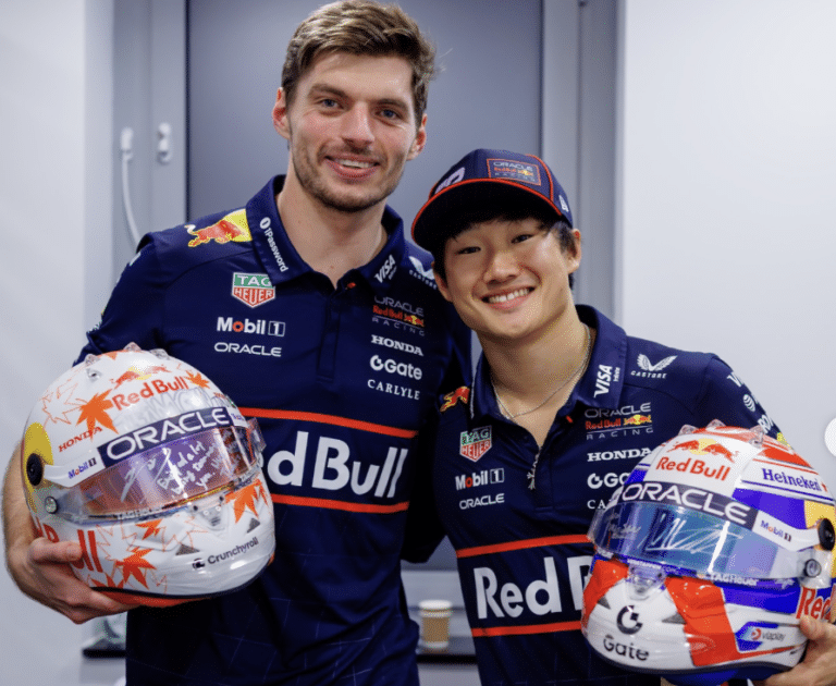 フェルスタッペンと角田、別れの記念にヘルメットを交換