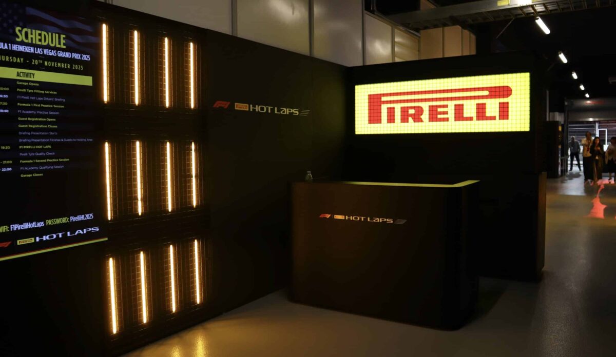 「Pirelli Hot Laps」のガレージ入口