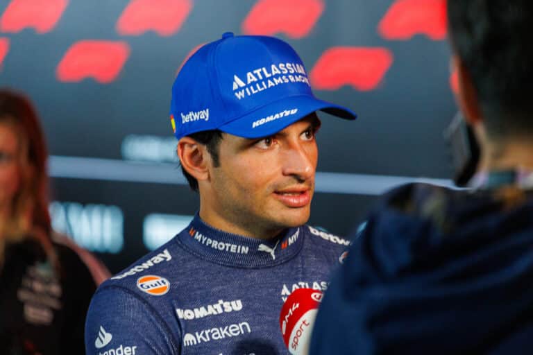 サインツ、カタールでの7位からの表彰台に喜び「今日の結果はチームの努力の証だ」