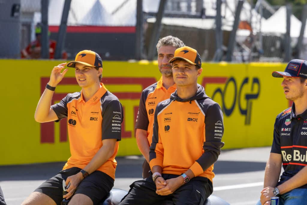 マクラーレン(ランド・ノリスとオスカー・ピアストリ)