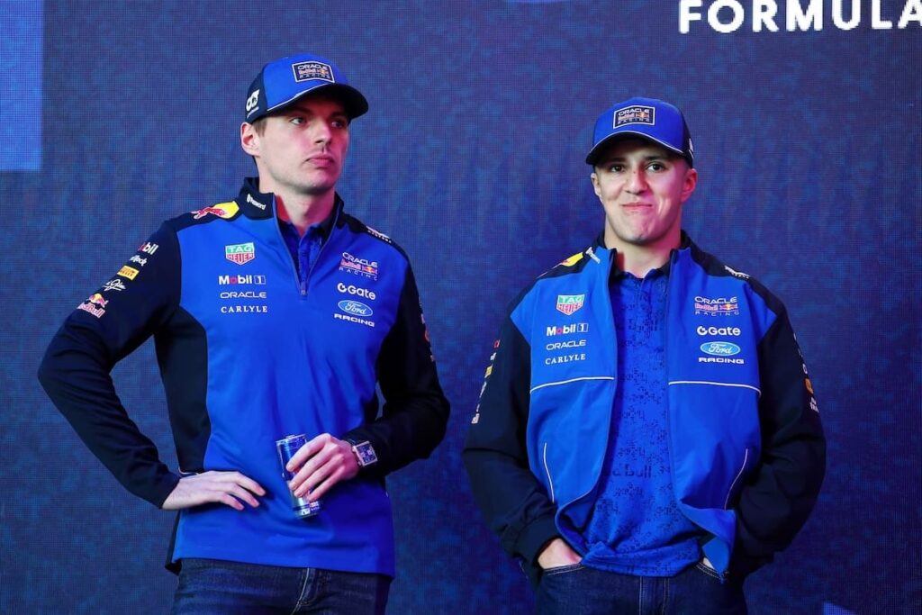 formel-1--max-verstappen-isack-hadjar-red-bull-racing-rb22 フェルスタッペンとハジャー、「RB22」でシートフィッティングを実施