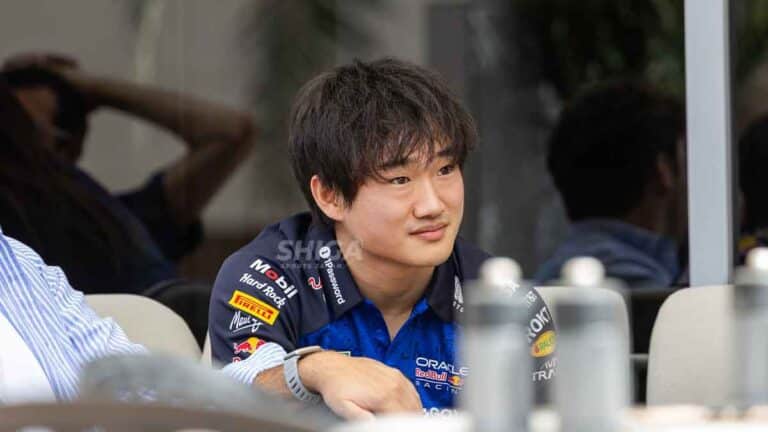 角田裕毅、バーレーンテストで新ユニフォーム姿を披露