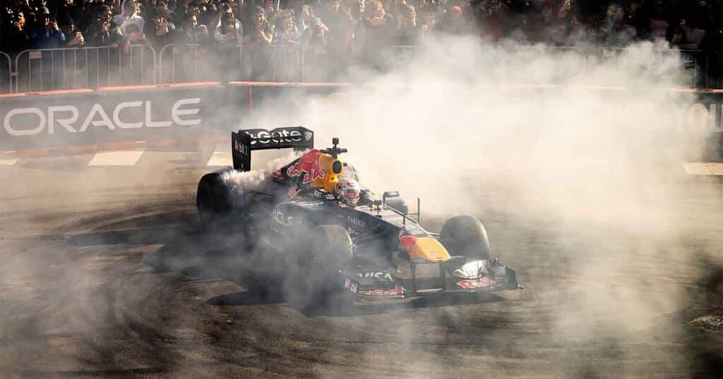 Red Bull Showrun 角田裕毅、サンフランシスコのショーランでRB7が炎上