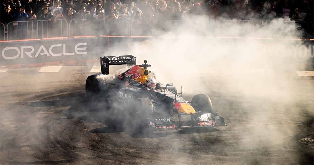 角田裕毅、サンフランシスコのショーランでRB7が炎上 - Shiga Sports