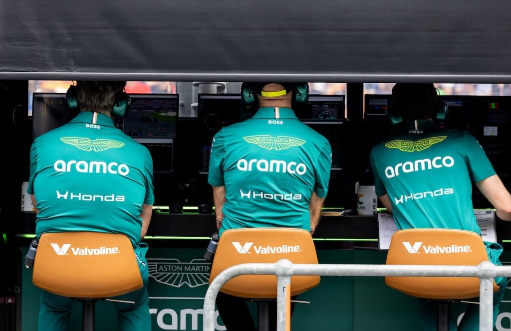 aston martin
アストンマーティン