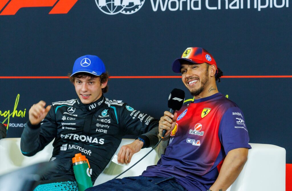 kimi antonelli mercedes and lewis hamilton ferrari
(左)キミ・アントネッリ(右)ルイス・ハミルトン