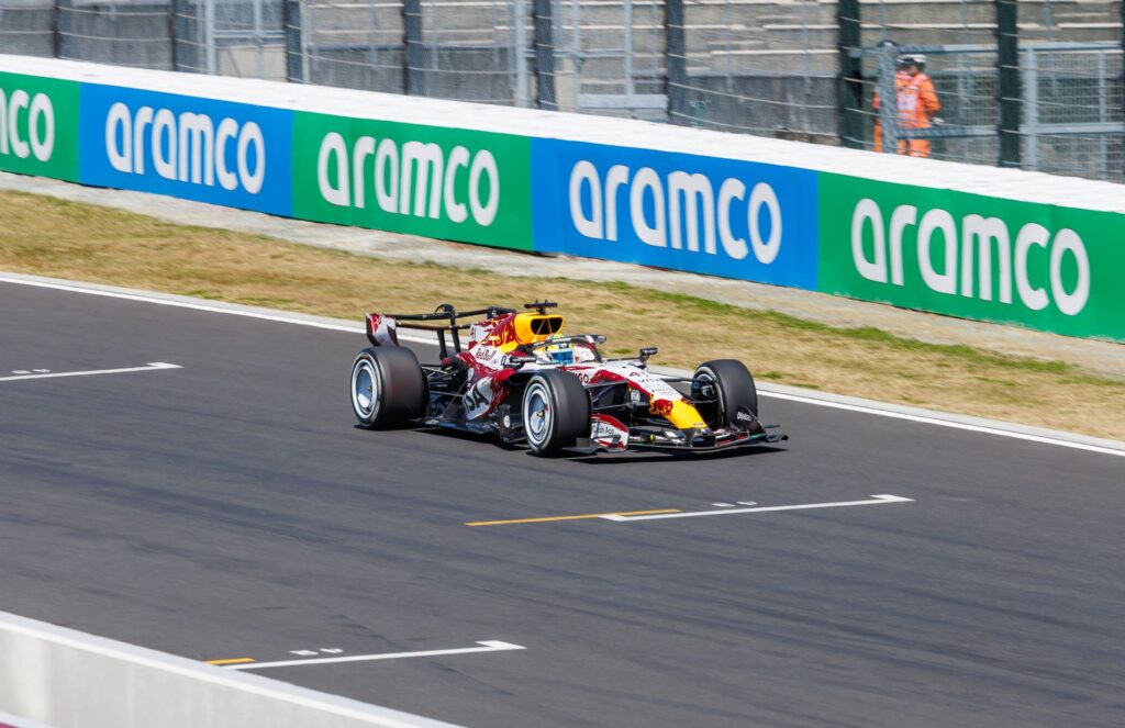 arvid lindblad racing bulls
レーシングブルズのアービッド・リンドブラッド