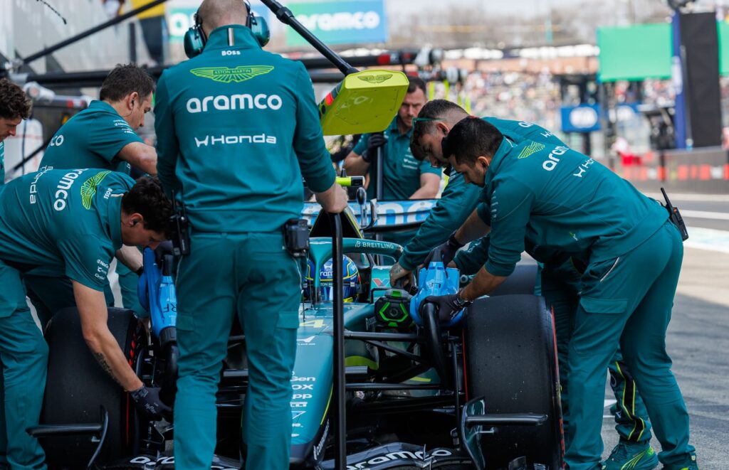 aston martin
アストンマーティン