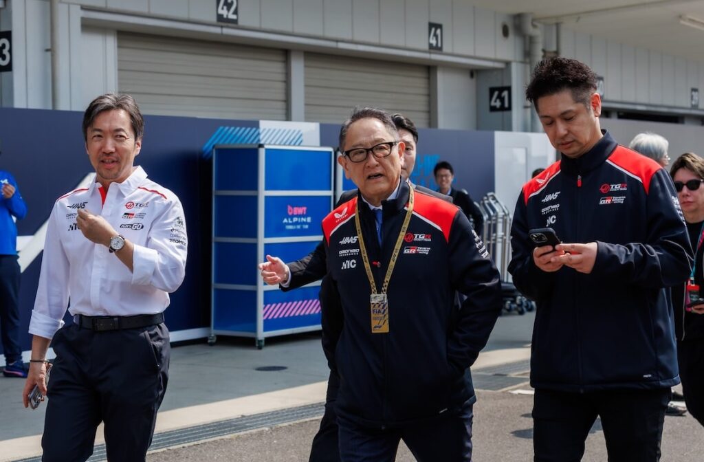 haas komatsu suzuka toyota (左)ハースの小松礼雄代表、2026年日本GPにて