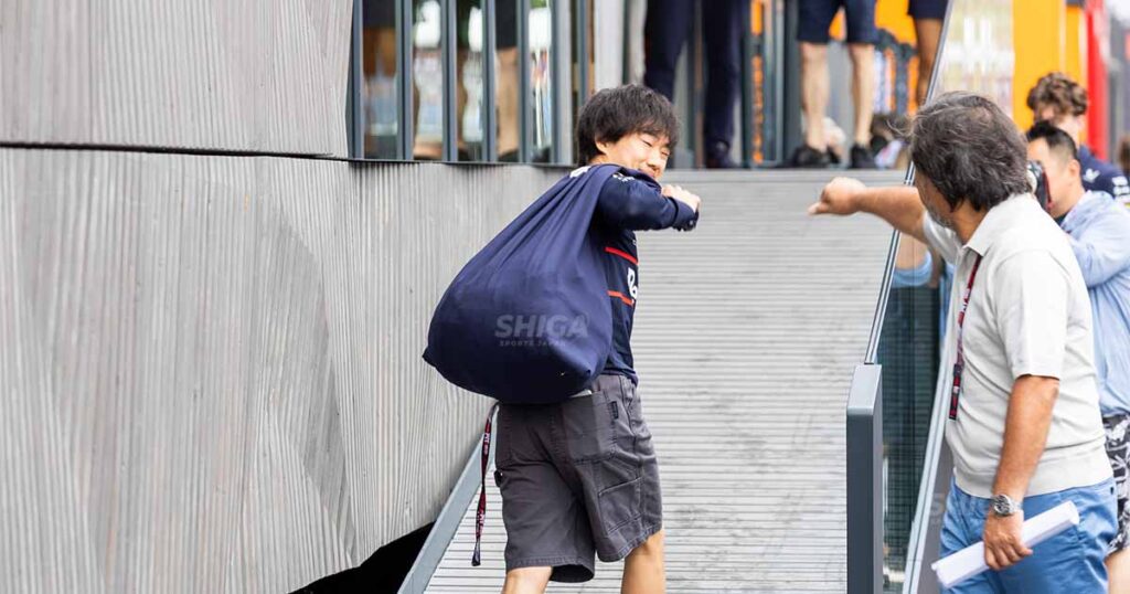 (右)角田裕毅にエールを送るマリオ宮川、2025年イタリアGPにて