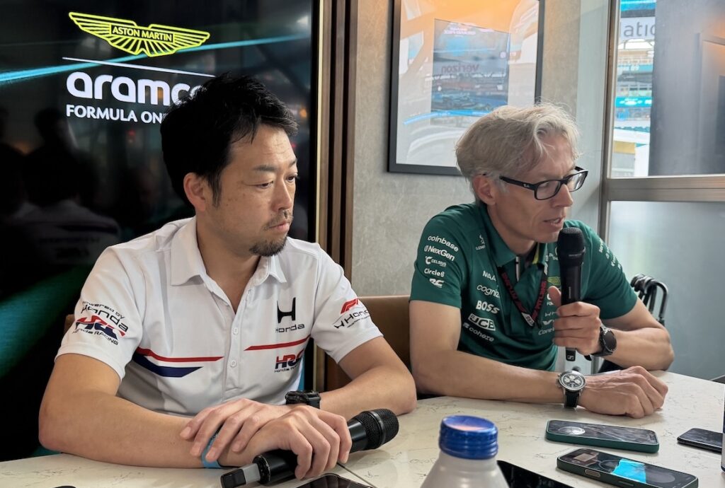 orihara aston martin honda
(左)ホンダのトラックサイド・ゼネラルマネージャー 折原伸太郎(右)アストンマーティンのチーフ・トラックサイド・オフィサー マイク・クラック