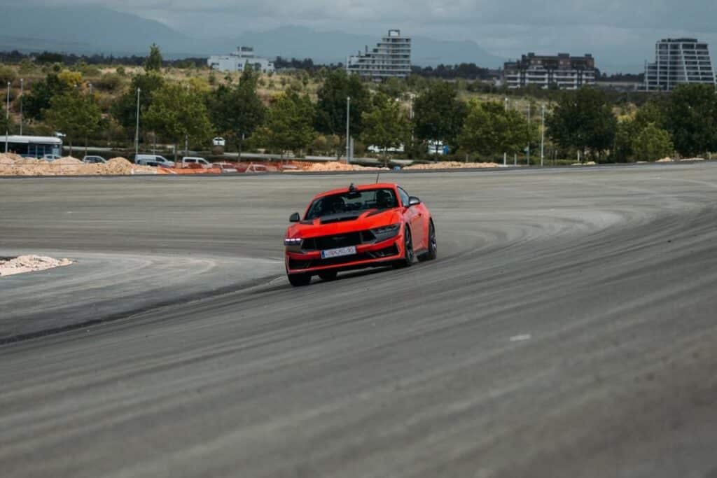 formel-1-carlos-sainz-williams-madring-mustang-demorunden-2026