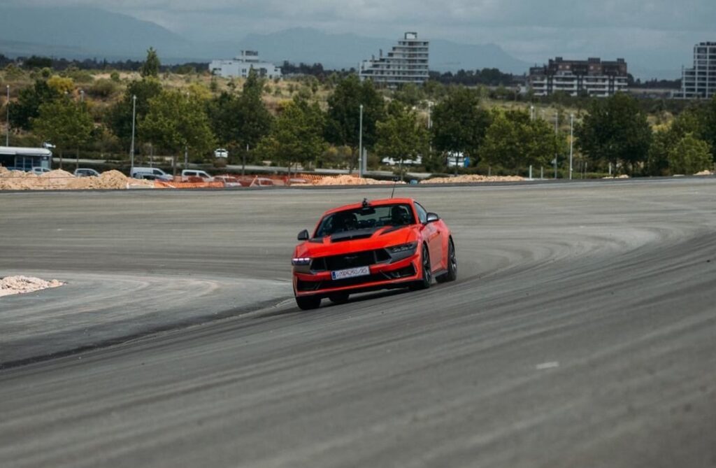 formel-1-carlos-sainz-williams-madring-mustang-demorunden-2026
カルロス・サインツ、マドリング・サーキットにて