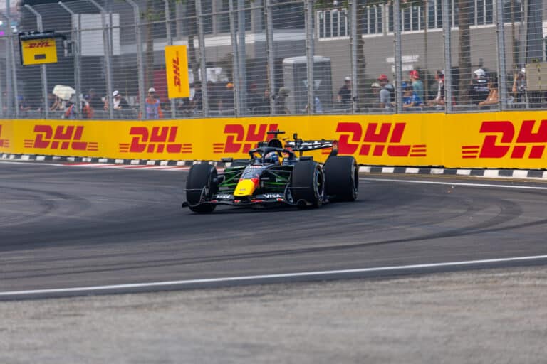 【シンガポールGP-予選】フェルスタッペンがキャリア初のシンガポールGPポール獲得！ わずか0.054秒差でルクレールを退け今季連勝へ好位置